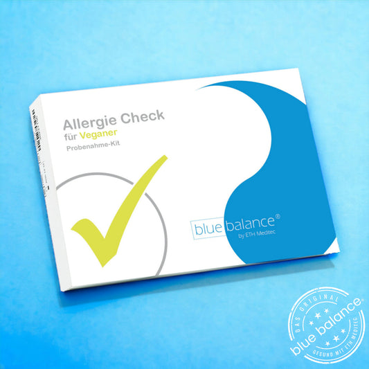 Veganer-spezifischer blue balance® Allergietest vor einem sanft hellblauen Hintergrund, simple und klare Darstellung.