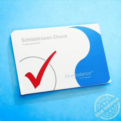 Dieses Bild zeigt den Selbsttest für die Schilddrüse der Marke blue balance auf einem tiefblauen Hintergrund – eine Anspielung auf Verlässlichkeit und Präzision. ETH Meditec präsentiert das Produkt, das für eine unkomplizierte Eigenbewertung der Schilddrüsenfunktion steht.