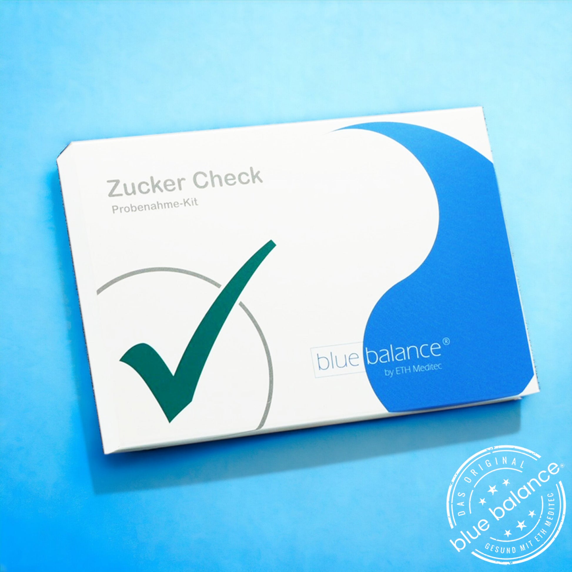 Eindrucksvolle Darstellung des Lifestyle Zucker Selbsttests in seiner Verpackung von der Marke blue balance, präsentiert gegen einen rosanen Hintergrund. Die Auswahl der Hintergrundfarbe spiegelt die sanfte und zugängliche Natur des Produkts wider, das von ETH Meditec zur Förderung von Gesundheitsvorsorge und bewusster Lebensführung angeboten wird.