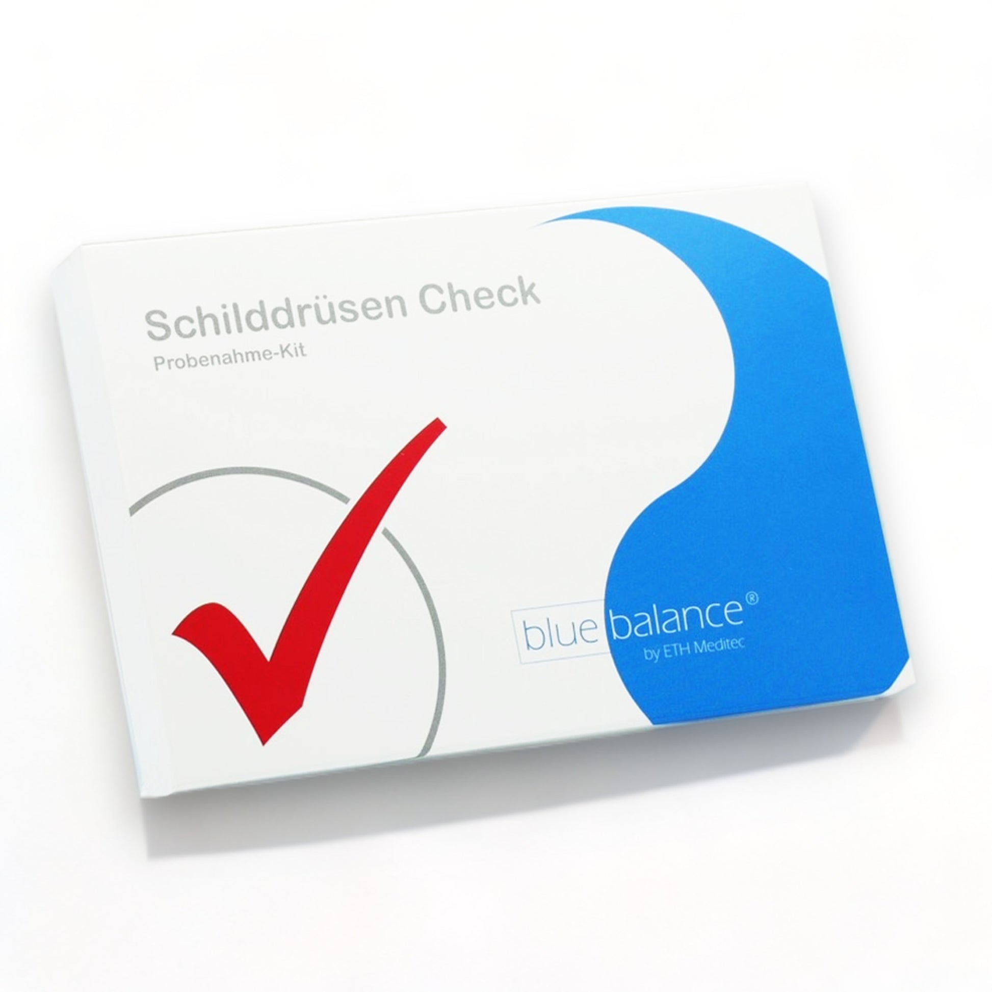 blue balance® Schilddrüsen-Selbsttest verpackt, präsentiert auf purweißem Hintergrund von ETH Meditec." Beschreibung: "Die Verpackung des Schilddrüsen-Selbsttests von blue balance® wird vor einem klaren weißen Hintergrund dargestellt, was die Aufmerksamkeit direkt auf das wichtige Gesundheitsprodukt lenkt, erhältlich durch ETH Meditec.