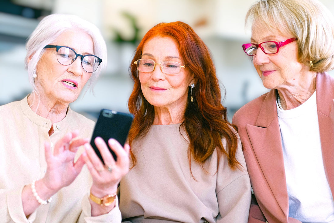 Drei Damen unterschiedlichen Alters schauen sich begeistert ein Anleitungs-Video in der ETH Meditec Küche an. Das Video demonstriert, wie das Suga Sense Überwachungssystem korrekt angebracht wird, unabhängig vom Alter der Benutzerinnen.